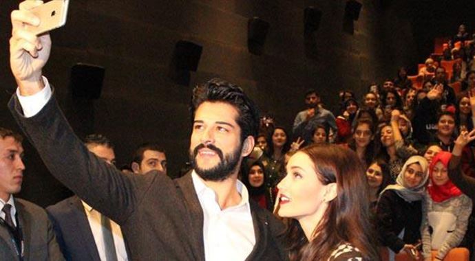 Fahriye Evcen ve Burak Özçivit hayranlarıyla buluştu