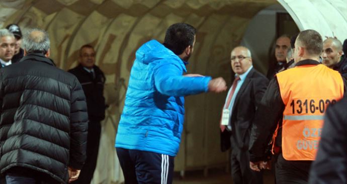 Ümit Özat&#039;tan taraftara çirkin hareket
