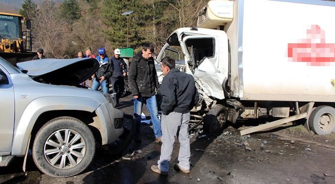 Köprüde kafa kafaya çarpıştılar Köprüde kafa kafaya çarpıştılar