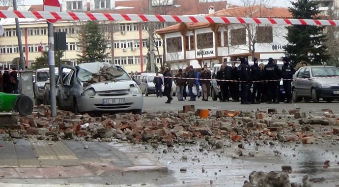 Otelin çatı katındaki duvarı arabaların üstüne düştü Otelin çatı katındaki duvarı arabaların üstüne düştü