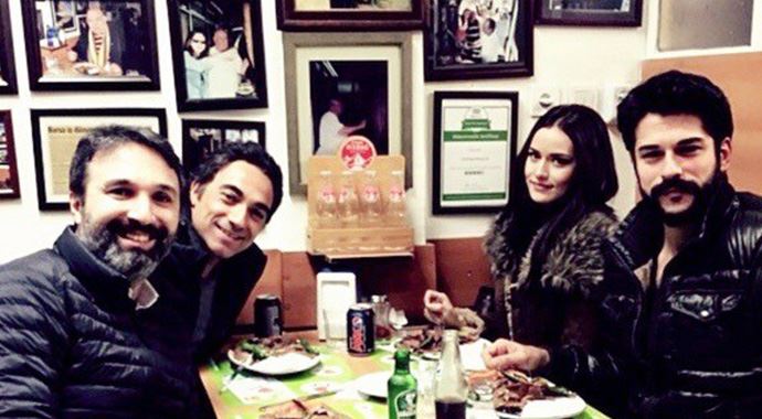 Burak Özçivit Fahriye Evcen ile İskender testi yaptı Burak Özçivit Fahriye Evcen ile İskender testi yaptı