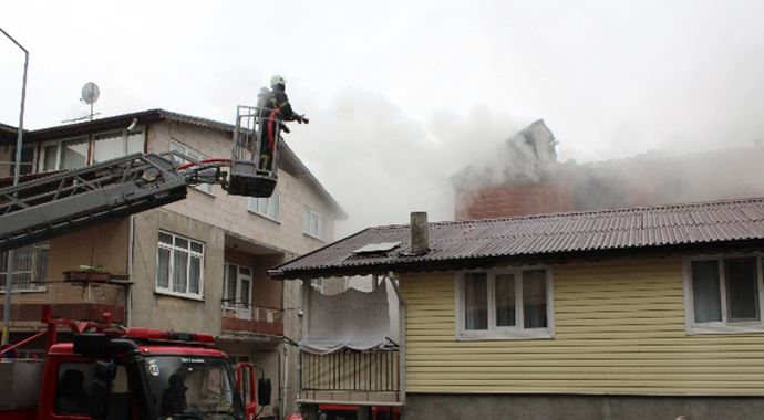 Sobaya benzin dökerken evi yaktı Sobaya benzin dökerken evi yaktı