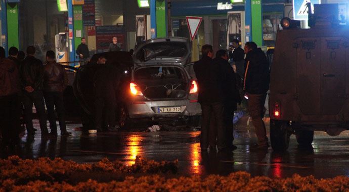 Adana'da bomba yüklü araç alarmı Adana'da bomba yüklü araç alarmı