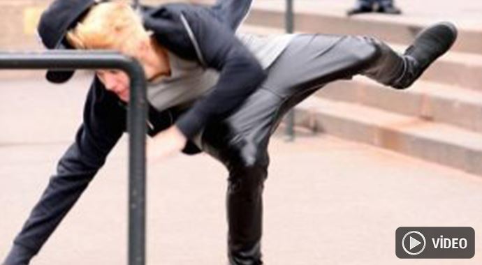 Justin Bieber kaykay yaparken düştü Justin Bieber kaykay yaparken düştü