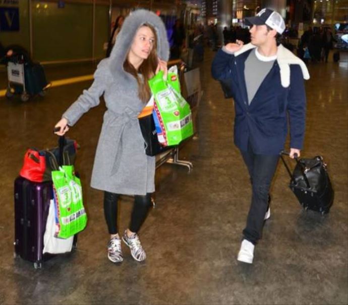 Çağatay Ulusoy ve Serenay Sarıkaya böyle yakalandı Çağatay Ulusoy ve Serenay Sarıkaya böyle yakalandı