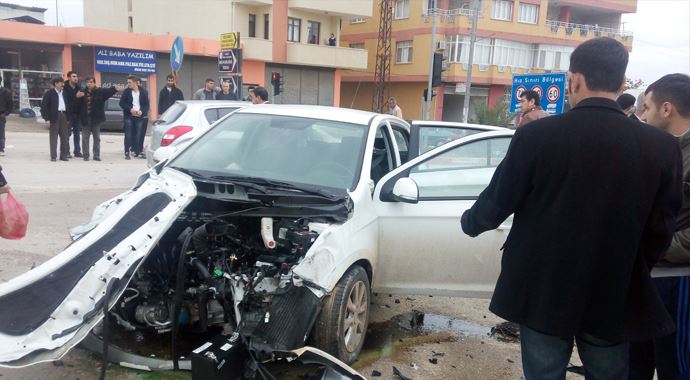 Otomobil ile tır çarpıştı, 3 yaralı Otomobil ile tır çarpıştı, 3 yaralı