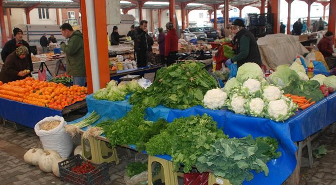 Pazar tezgahlarına kar düştü Pazar tezgahlarına kar düştü