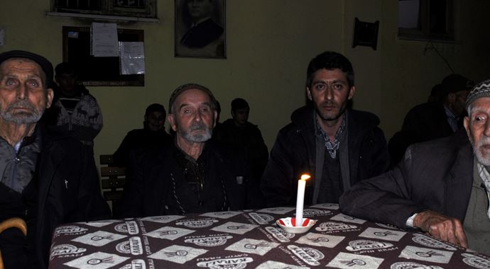 Elektrik kesintisi mahalleliyi çileden çıkardı