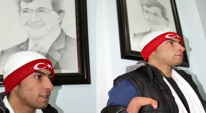 Olmayan elleriyle Davutoğlu'nun portresini çizdi