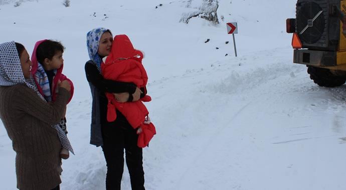 Minibüste mahsur kalan 15 kişi, donmaktan son anda kurtarıldı Minibüste mahsur kalan 15 kişi, donmaktan son anda kurtarıldı