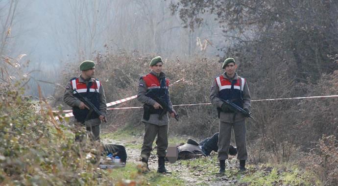 Taksiciyi başından vurup tarlaya atmışlar! Taksiciyi başından vurup tarlaya atmışlar!