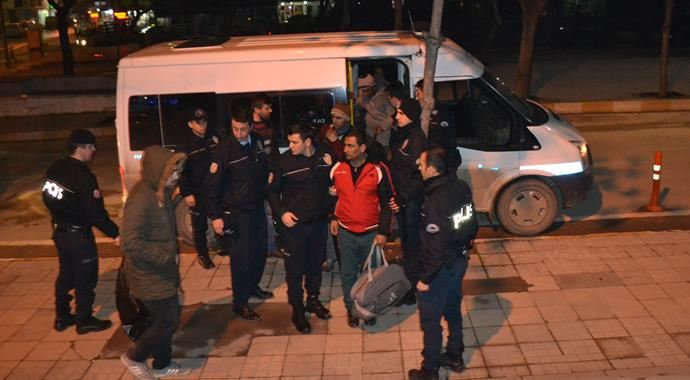 Edirne'de, yolcu otobüsünde 24 kaçak yakalandı Edirne'de, yolcu otobüsünde 24 kaçak yakalandı