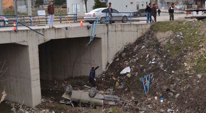 Otomobil 5 metreden düştü, sürücünün burnu bile kanamadı