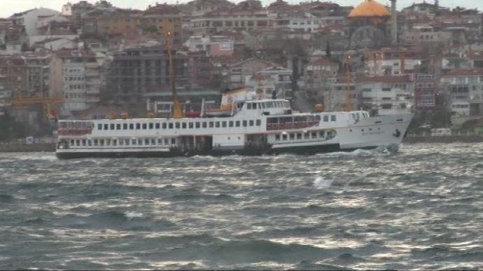 İstanbul&#039;a beklenen fırtına geldi