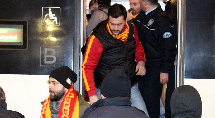 Galatasaray taraftarı hızlı treni durdurdu Galatasaray taraftarı hızlı treni durdurdu
