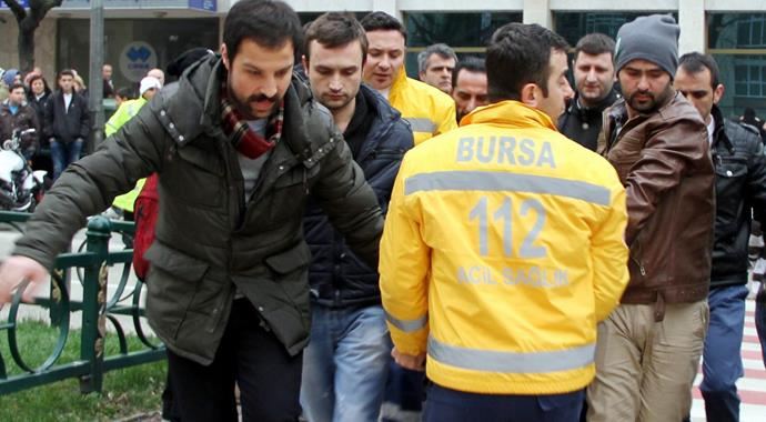 Çarptığı sürücüyü, sedye ile taşıdı Çarptığı sürücüyü, sedye ile taşıdı
