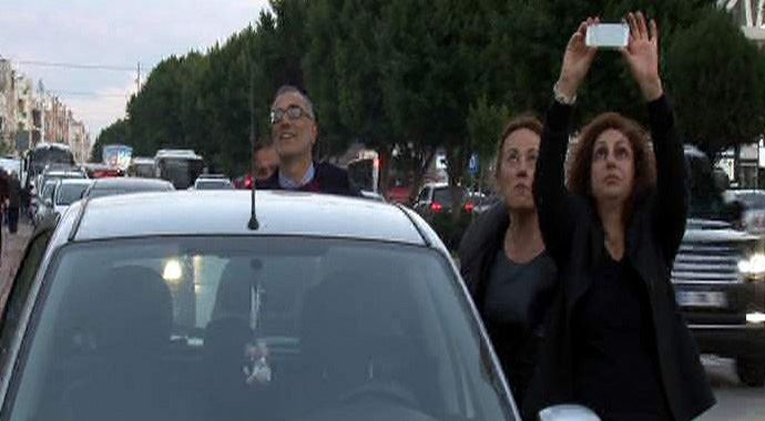 Gören arabasından inip telefona sarıldı Gören arabasından inip telefona sarıldı