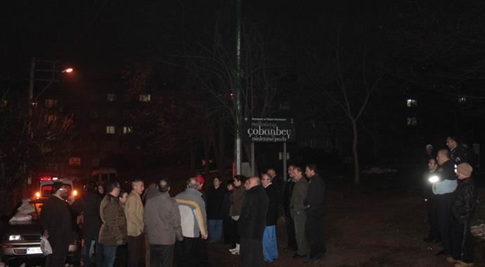Çocuk parkına aydınlatma direği diye bakın ne koydular