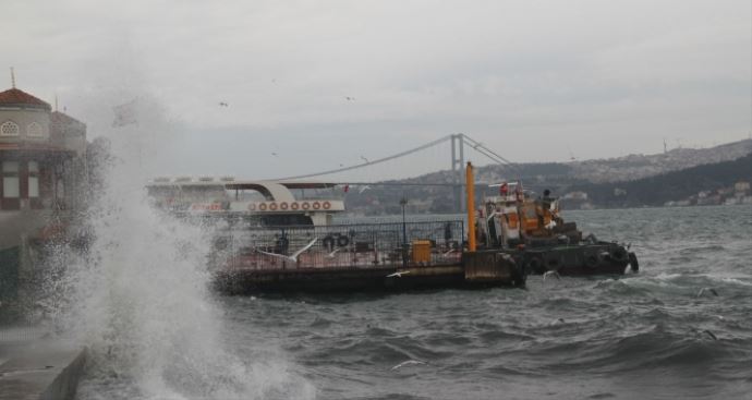 İstanbul'da korkutan görüntü, beşik gibi sallandılar