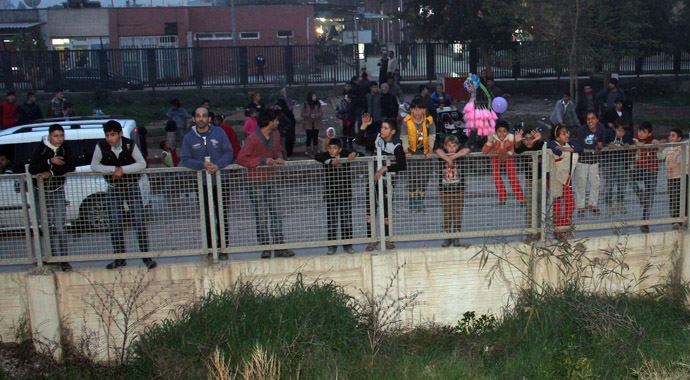 Adana'da kan donduran manzarayı çoluk çocuk böyle izledi