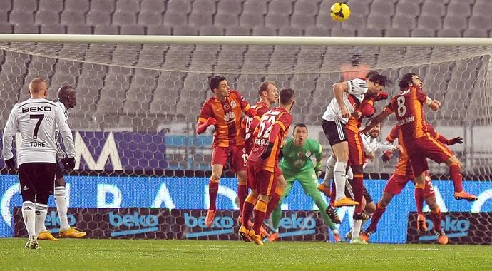 Derbiye damga vuran an! Wesley Sneijder ve Cüneyt Çakır... Derbiye damga vuran an! Wesley Sneijder ve Cüneyt Çakır...