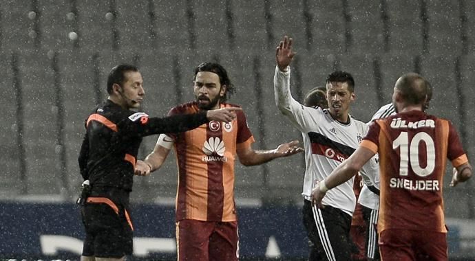 Beşiktaş Galatasaray maçında kırmızı kart çıktı! Beşiktaş Galatasaray maçında kırmızı kart çıktı!