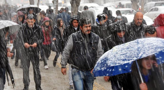 Ankara'ya yılın ilk karı düştü Ankara'ya yılın ilk karı düştü