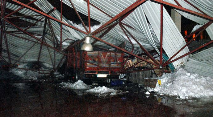 Bilecik'te otopark çatısı çöktü Bilecik'te otopark çatısı çöktü