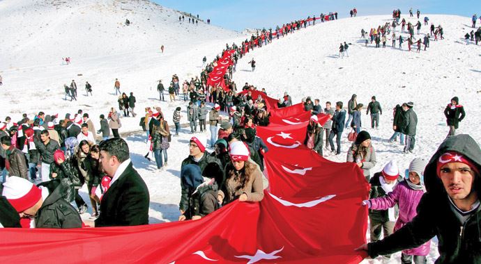 Sarıkamış'ta şehit olan dedelerini unutmadılar Sarıkamış'ta şehit olan dedelerini unutmadılar