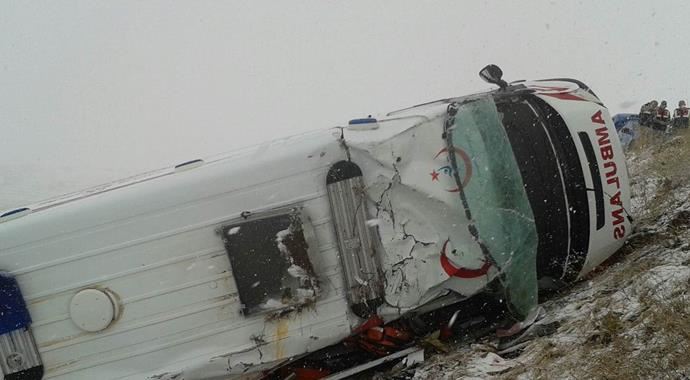 Hasta taşıyan ambulans devrildi: 5 yaralı