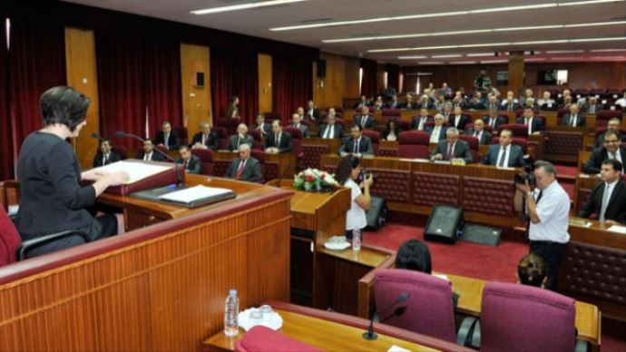 Meclis'te tazyikli süt sıkıldı, yumurta atıldı Meclis'te tazyikli süt sıkıldı, yumurta atıldı