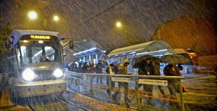 İstanbul&#039;da kar yağışı başladı! 