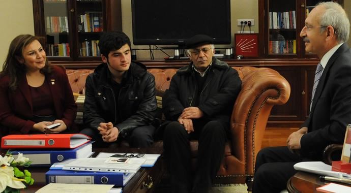 Erdoğan'a hakaretten tutuklanan liseli Kılıçdaroğlu'nu ziyaret etti Erdoğan'a hakaretten tutuklanan liseli Kılıçdaroğlu'nu ziyaret etti