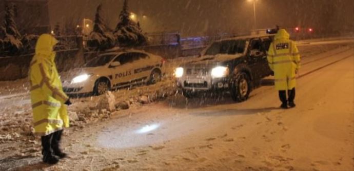 Kar yağışı nedeniyle karayolu ulaşıma kapandı! Kar yağışı nedeniyle karayolu ulaşıma kapandı!