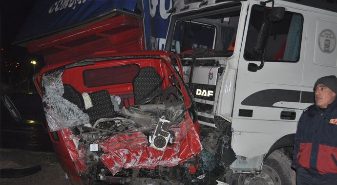 Tuğla yüklü TIR kamyona çarptı: 1 ölü