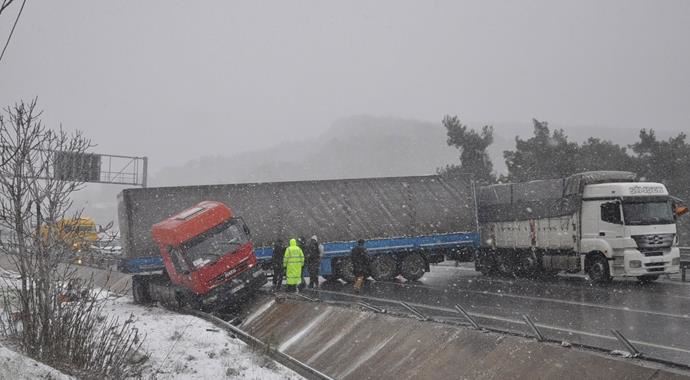 Kar nedeni ile kayan TIR yolu kapattı! Kar nedeni ile kayan TIR yolu kapattı!