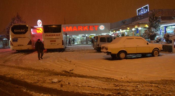 Bolu Dağı'na lapa lapa kar yağıyor Bolu Dağı'na lapa lapa kar yağıyor