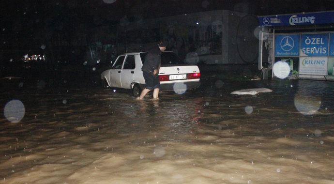 Hatay'da sel hayatı felç etti Hatay'da sel hayatı felç etti