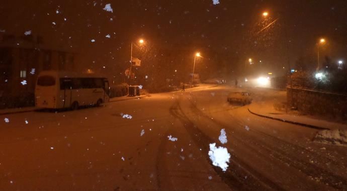 Kocaeli ve Sakarya'da kar yağışı yoğun olarak başladı Kocaeli ve Sakarya'da kar yağışı yoğun olarak başladı