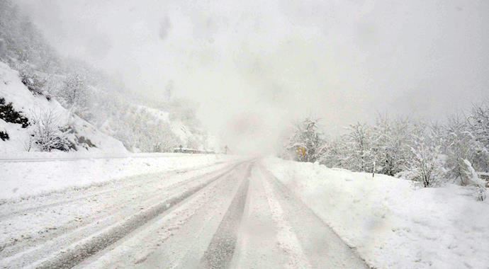 Erzurum-Bingöl karayoluna çığ düştü, kurtarma çalışmaları sürüyor! Erzurum-Bingöl karayoluna çığ düştü, kurtarma çalışmaları sürüyor!
