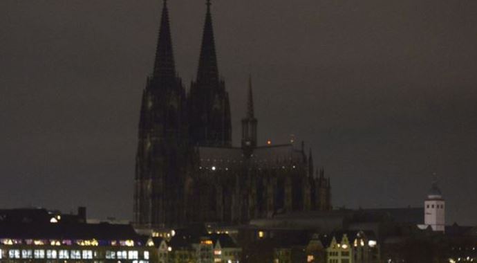 Köln Katedrali İslamofobi'ye tepki için karadı Köln Katedrali İslamofobi'ye tepki için karadı