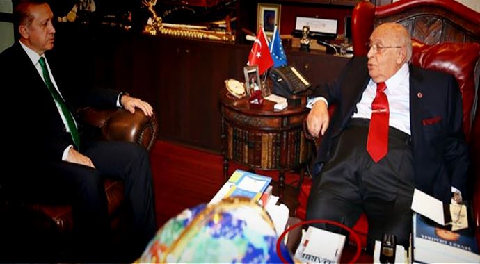 Demirel'in masasında dikkat çeken ayrıntı Demirel'in masasında dikkat çeken ayrıntı