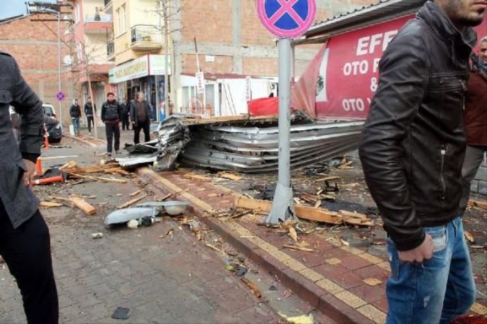 Malatya'da Maliye'nin çatısı uçtu: 3 ağır yaralı Malatya'da Maliye'nin çatısı uçtu: 3 ağır yaralı
