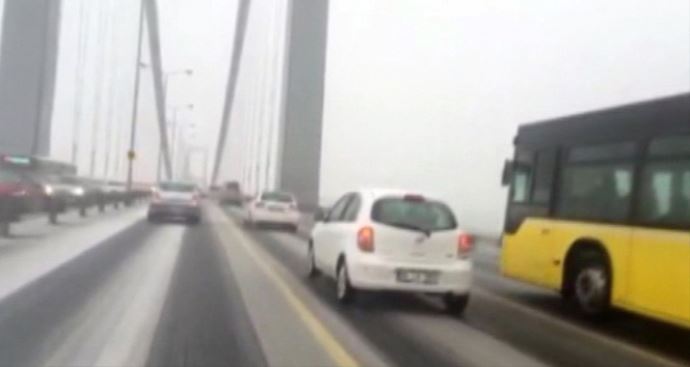 Boğaz Köprüsü'nde kar sürücüleri zorladı Boğaz Köprüsü'nde kar sürücüleri zorladı