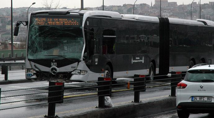 Metrobüsler çarpıştı, yaralılar var Metrobüsler çarpıştı, yaralılar var