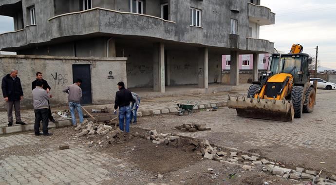Cizre'de PKK'lıların kazdığı hendekler kapatıldı Cizre'de PKK'lıların kazdığı hendekler kapatıldı