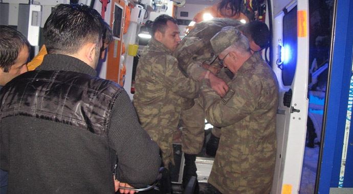 Tokat'ta karşı yöne geçen tır dehşet saçtı, 3 asker yaralı Tokat'ta karşı yöne geçen tır dehşet saçtı, 3 asker yaralı