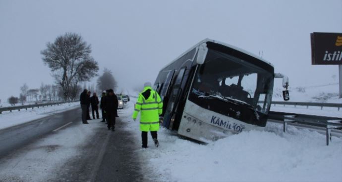 Yolcu dolu otobüs kanala girdi Yolcu dolu otobüs kanala girdi