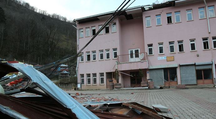 Trabzon'da fırtına belediye ve okulun çatılarını uçurdu Trabzon'da fırtına belediye ve okulun çatılarını uçurdu