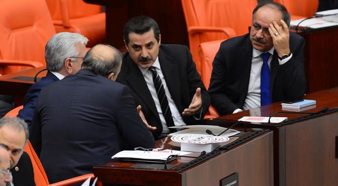 Bakan Çelik MHP sırasında Bakan Çelik MHP sırasında